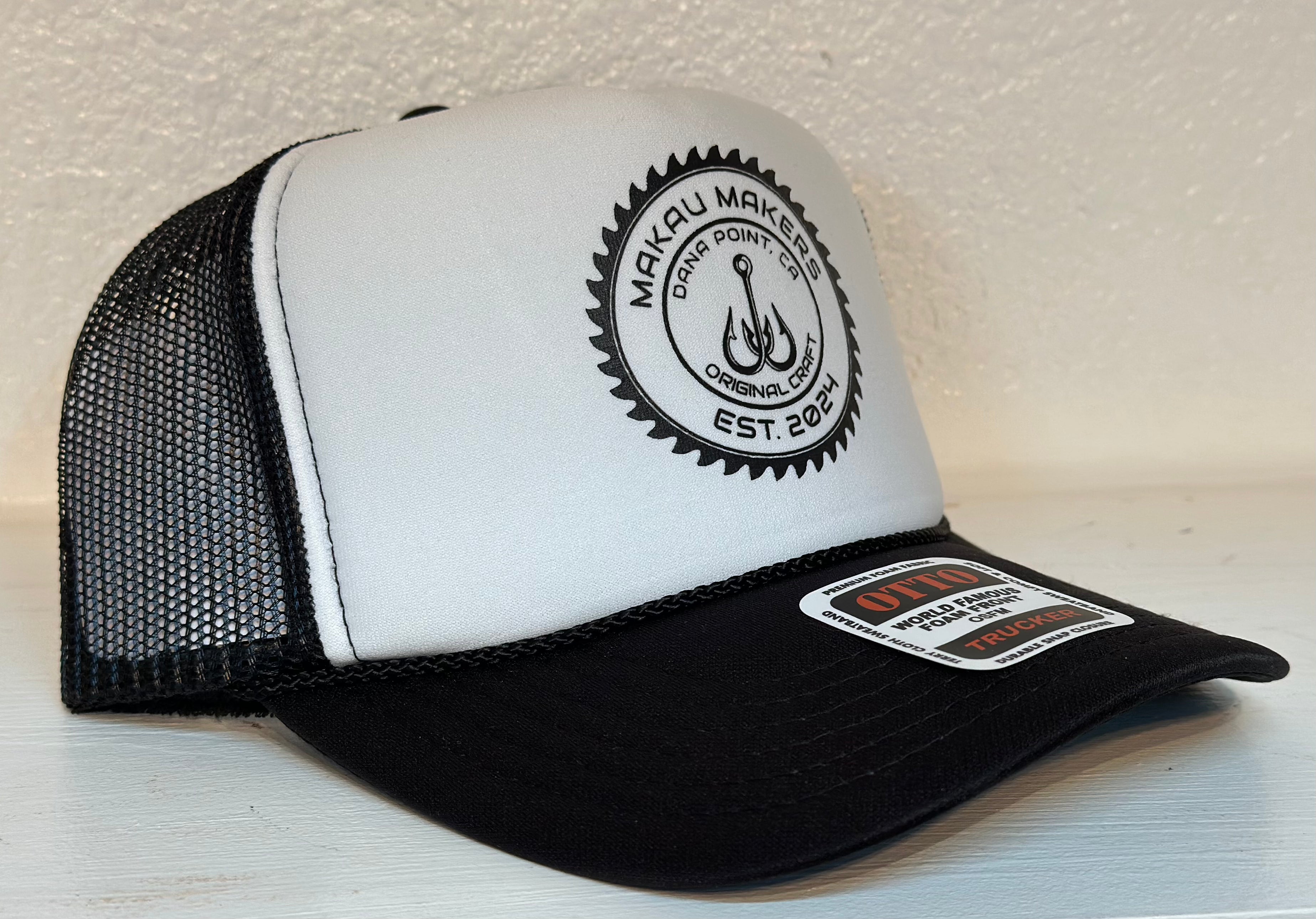 BLACK AND WHITE TRUCKER HAT